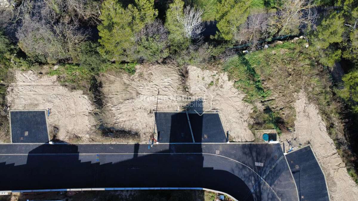 Terrain à CHATEAUNEUF-DE-GADAGNE