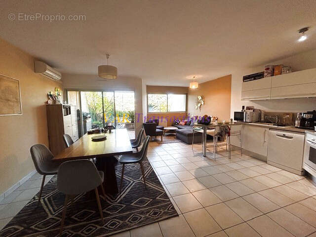 Duplex de 85 m2 avec terrasses, jardin, vue sur la rade de Toulon, piscine, tennis, parking et cave. - photo 4