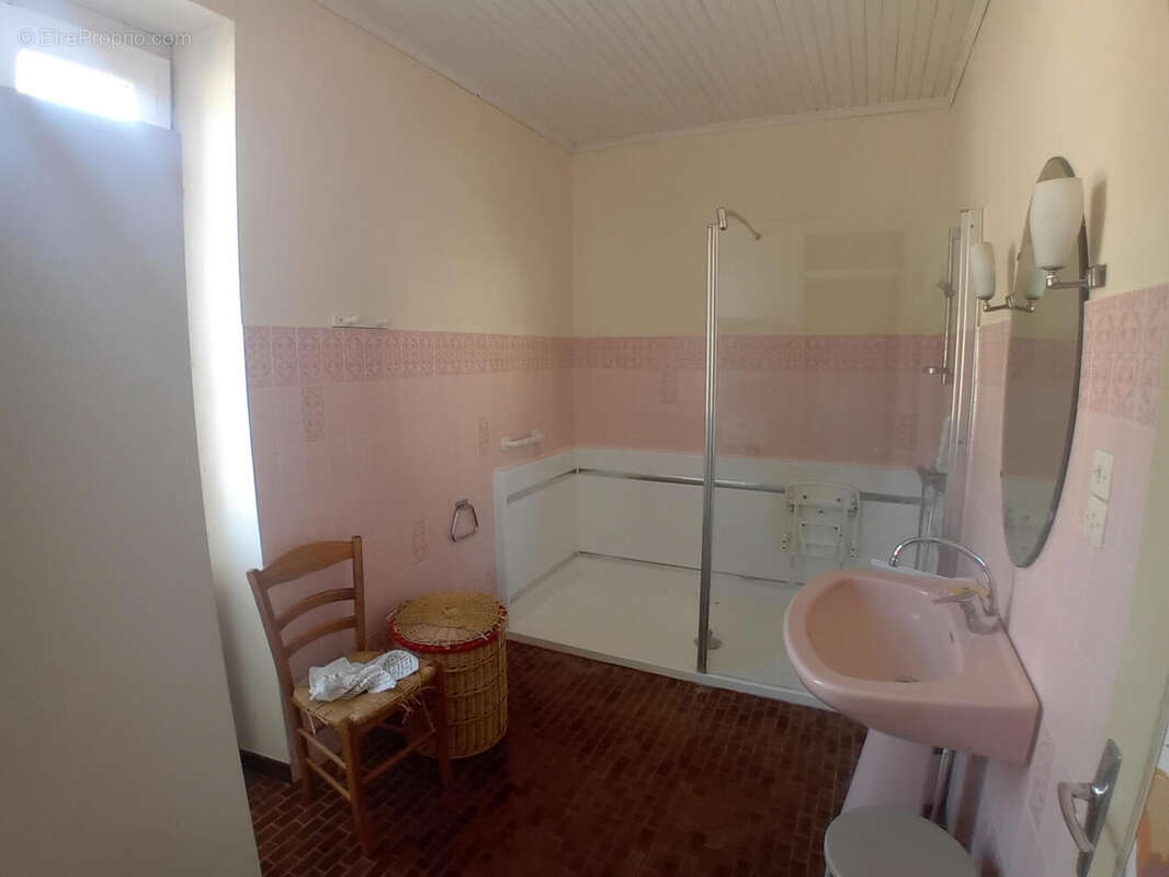 Salle d&#039; eau  - Maison à GOURDON