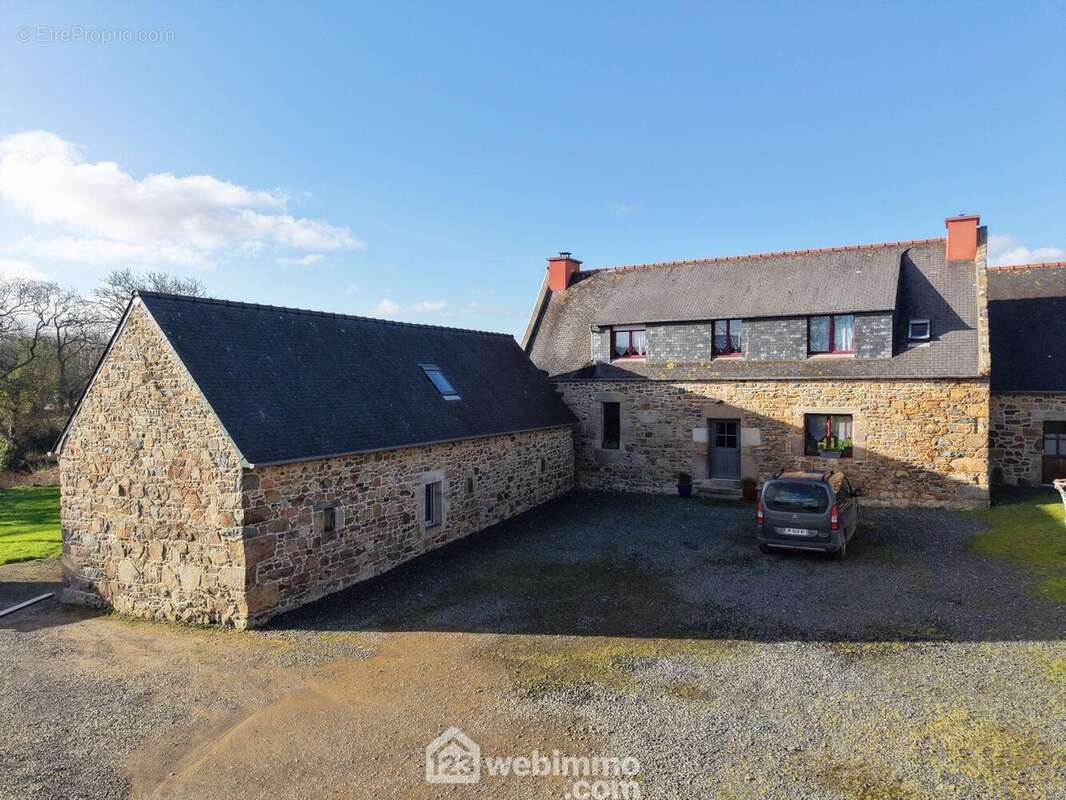 Façade de la maison et à gauche de la photo le gîte - Maison à PLOUGRESCANT