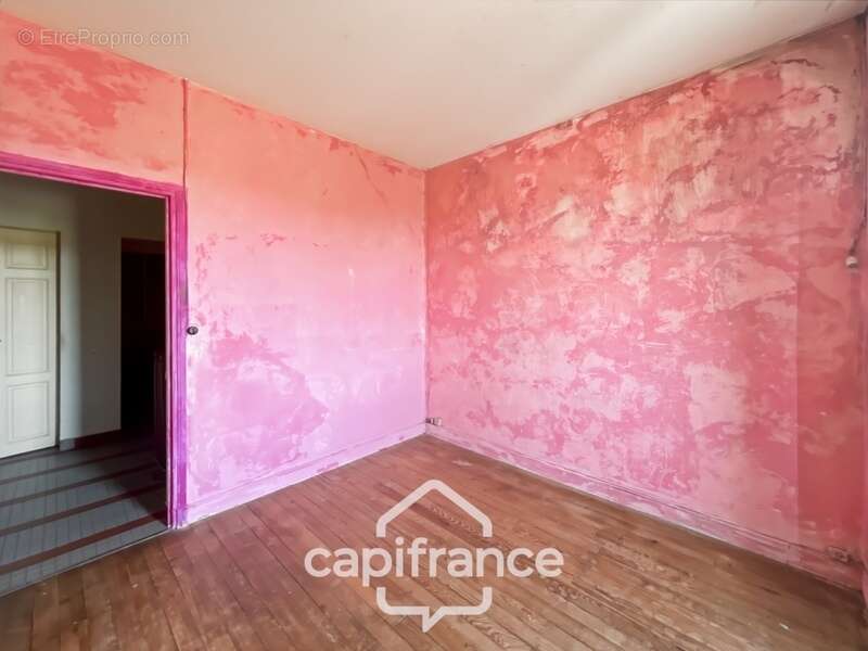 Maison à renover avec fort potentiel, cour et garage - photo 5