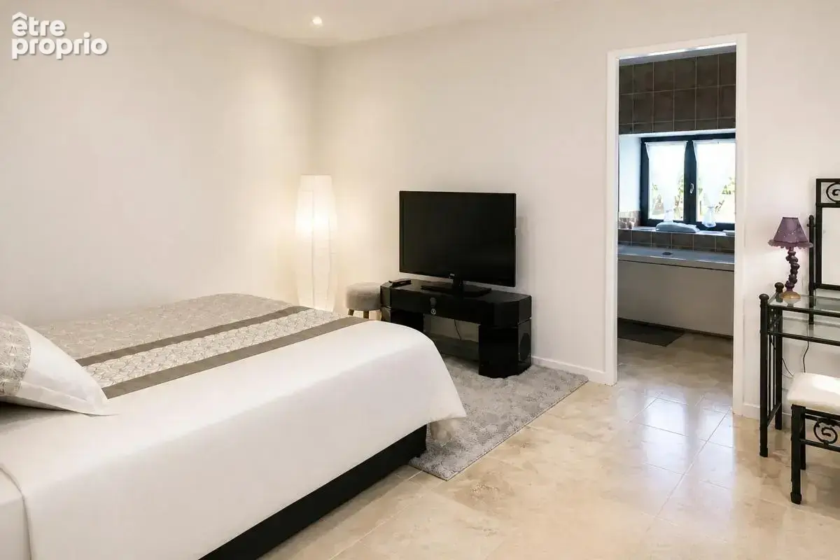 Maison de 7 pièces de 240 m² à Saint-Sauveur-Villages - photo 10