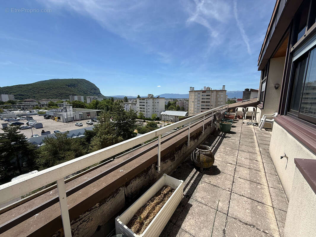 A vendre à ANNEMASSE, grand T2 en attique exposé sud avec vue Mont Blanc et Jet d'eau de Genève , garage - photo 5