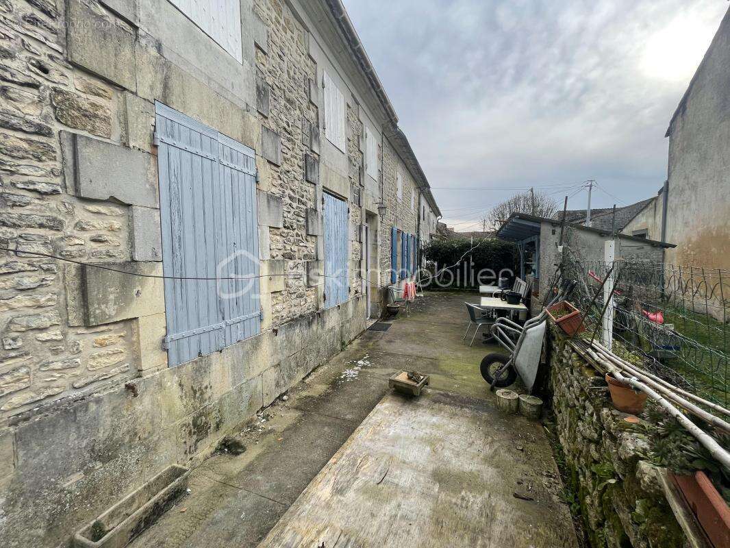  maison en pierre avec dépendance  –  potentiel – 109 000 € négociable - photo 4