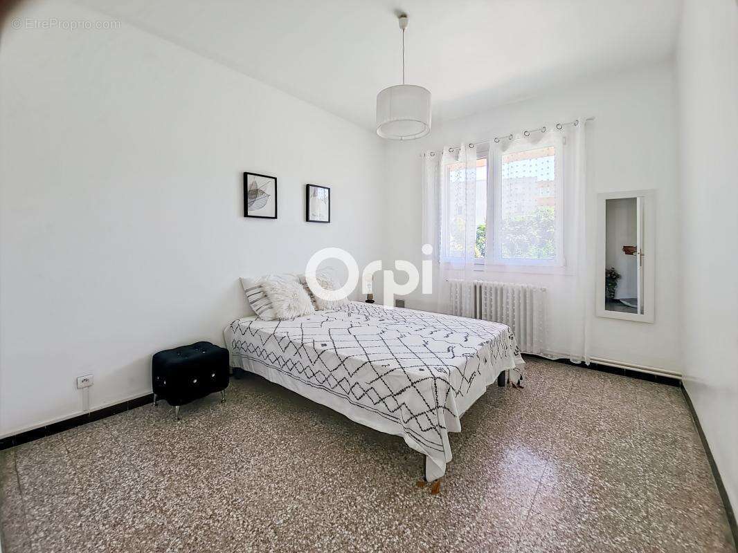Villa de plain-pied avec piscine, dépendance et terrain plat de 995 m² - photo 10