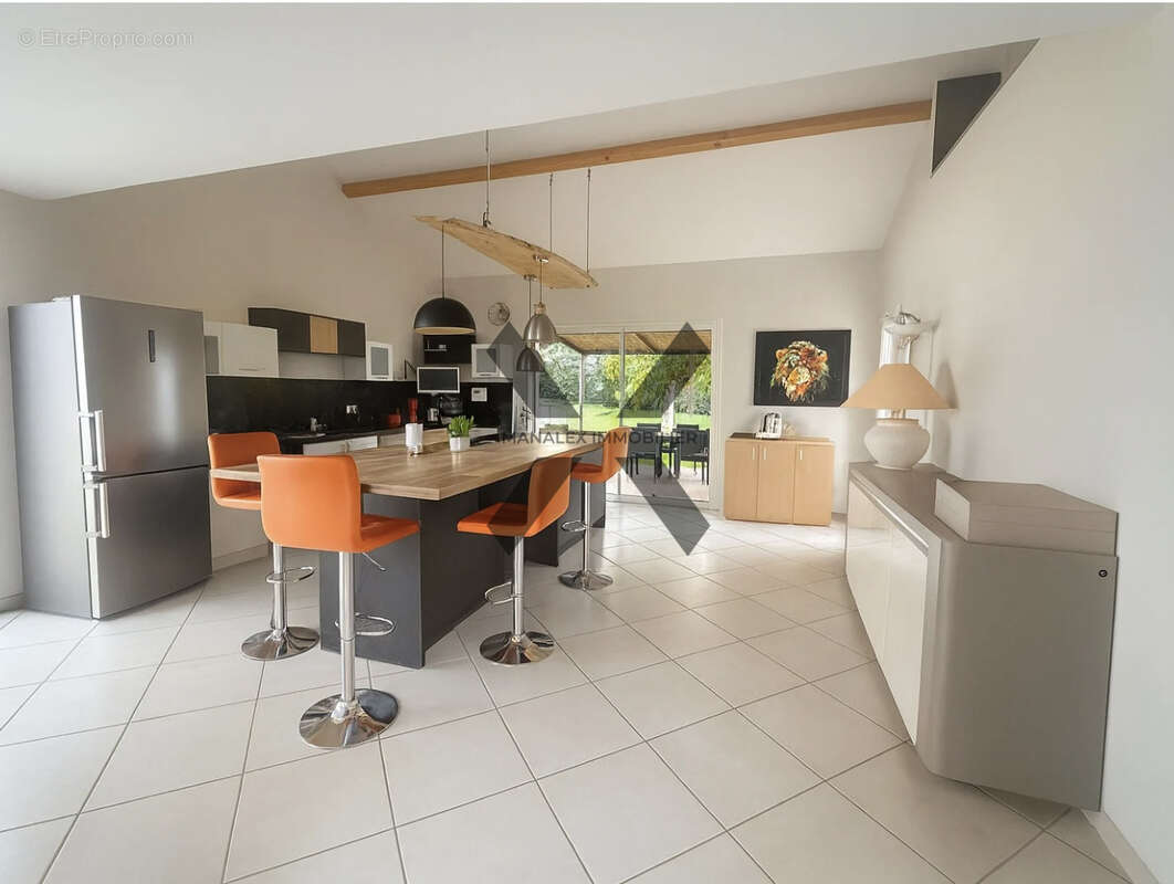 Maison à COMMELLE-VERNAY