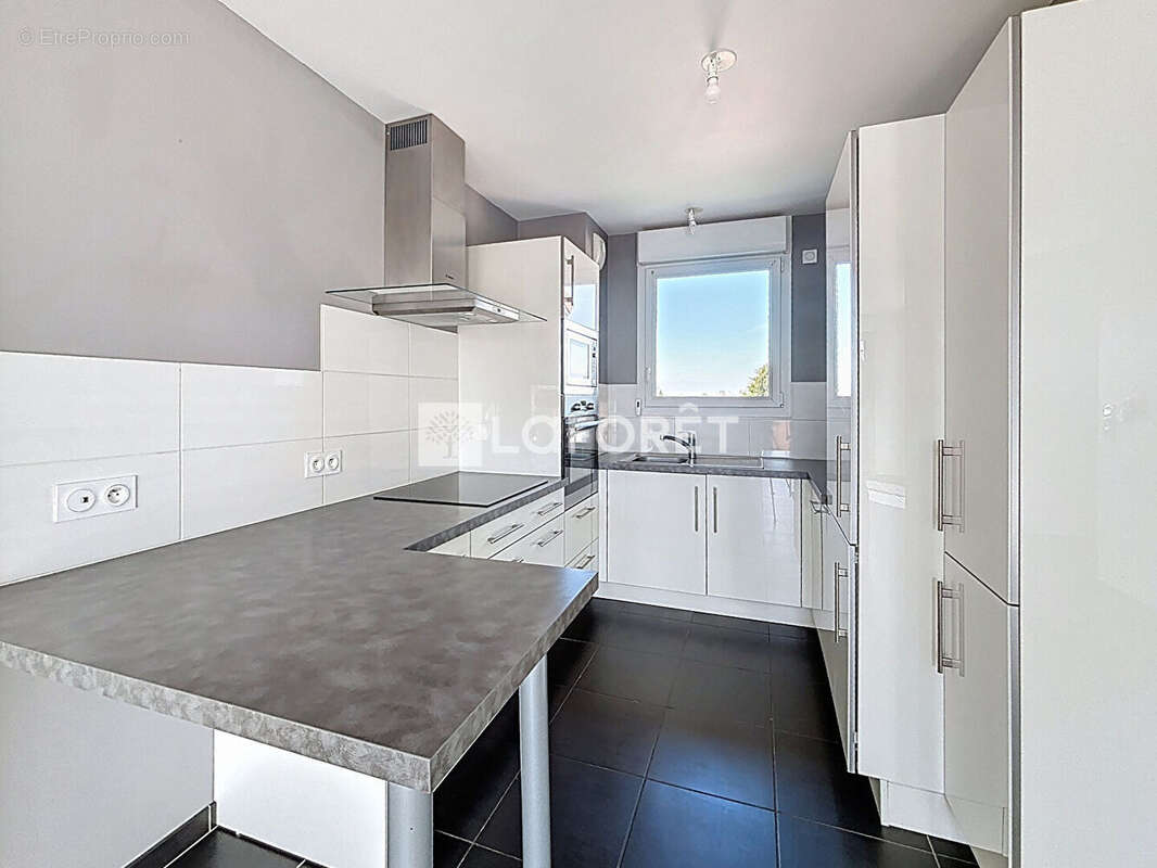 Appartement à SAINT-DENIS-LES-BOURG
