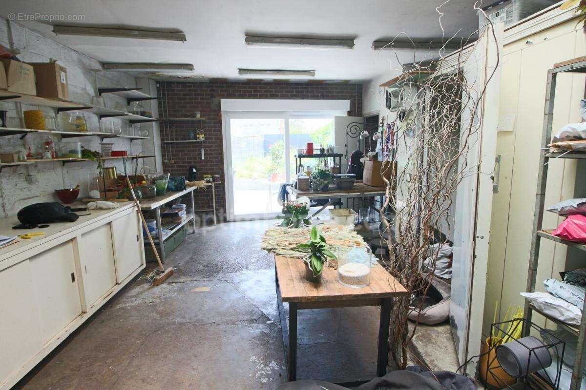 Hem proche centre - Local commercial de 147 m² avec réserve, bureaux et jardin – Emplacement visible - photo 3