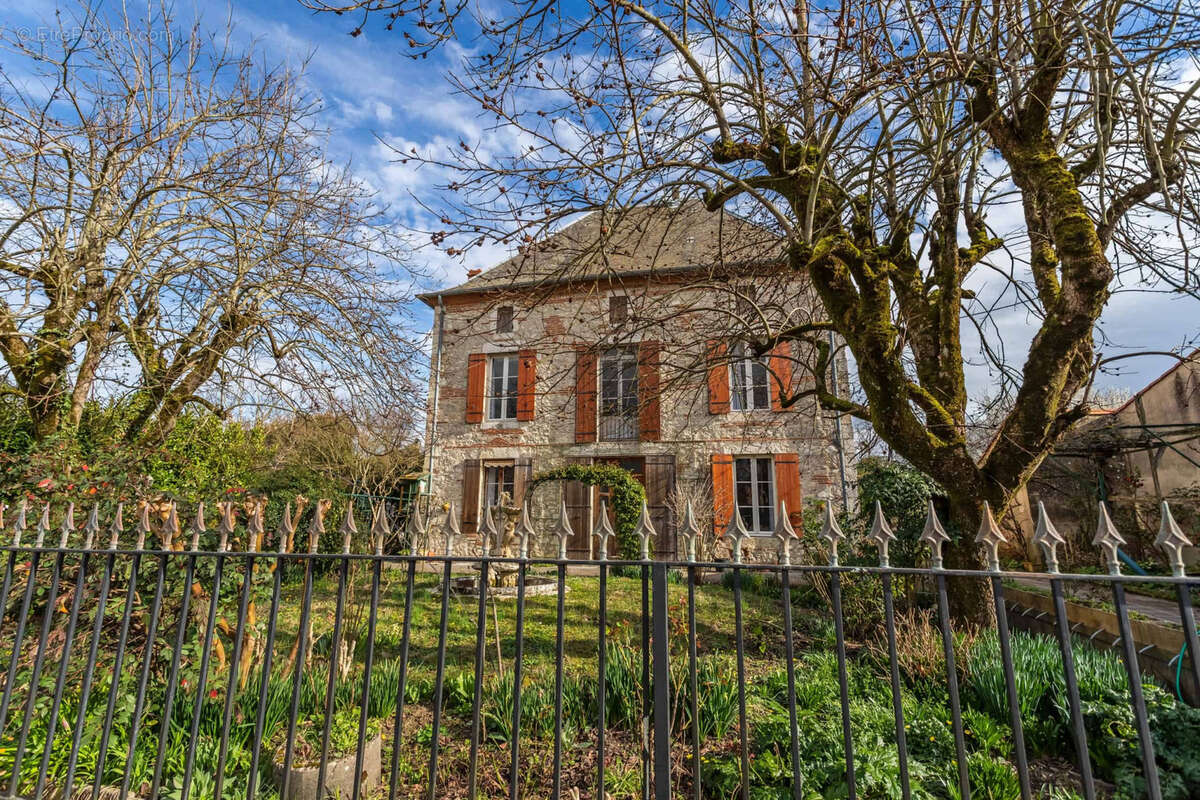 Village property with garden - photo 2