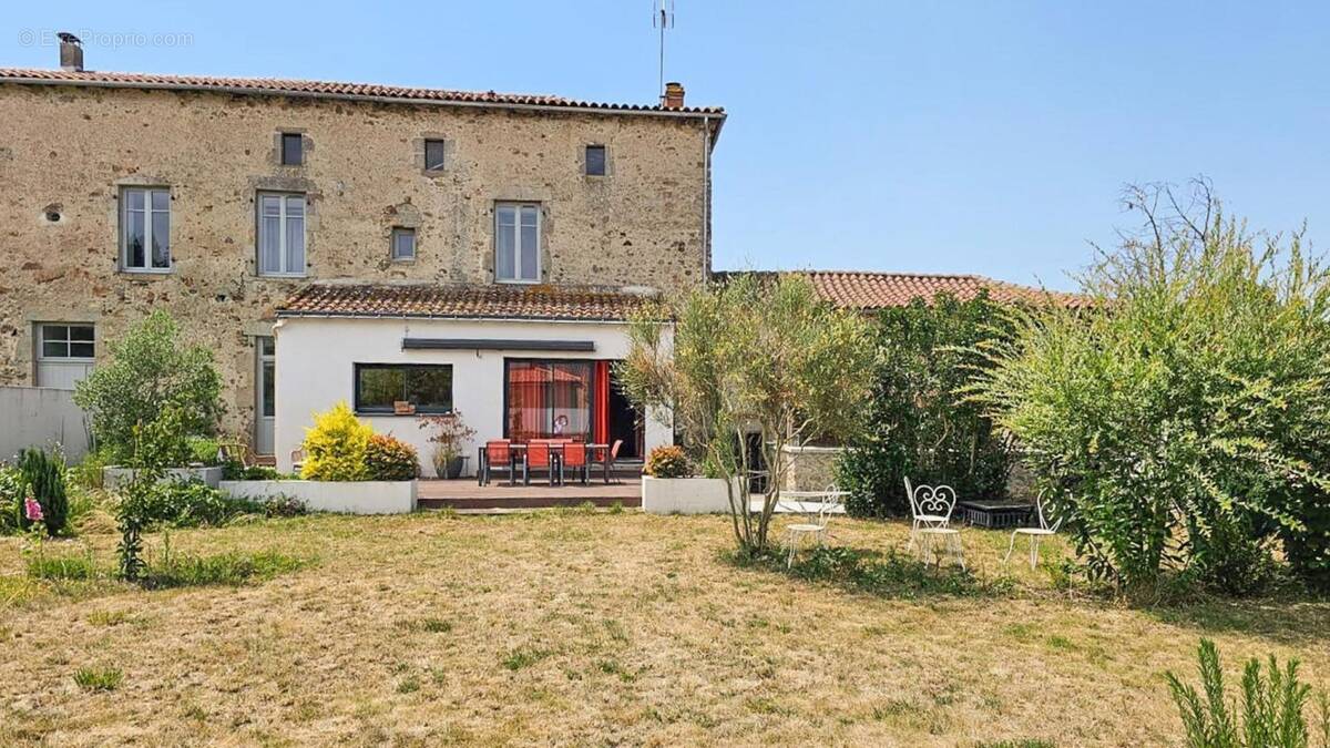 Maison à MONTFAUCON-MONTIGNE