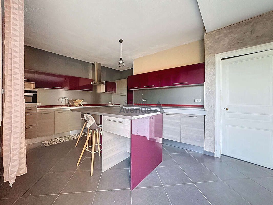 Commerce à SAINT-CLEMENT-DE-RIVIERE