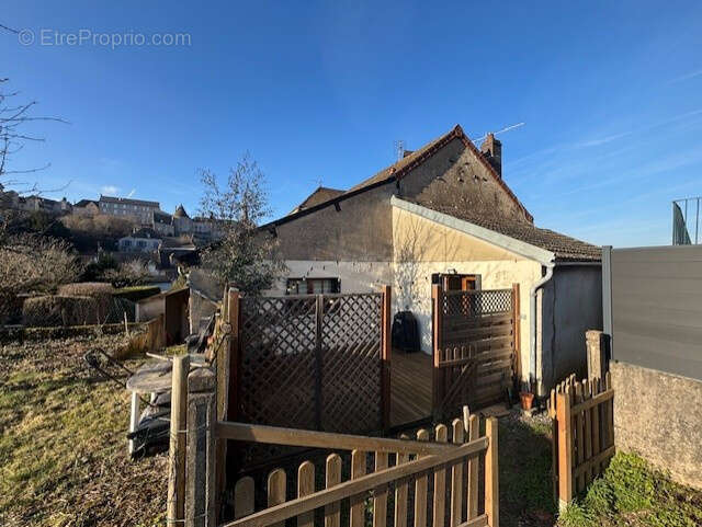 EXCLUSIVITE, maison 2 chambres, terrasse, jardin et dépendance en quartier historique. - photo 3