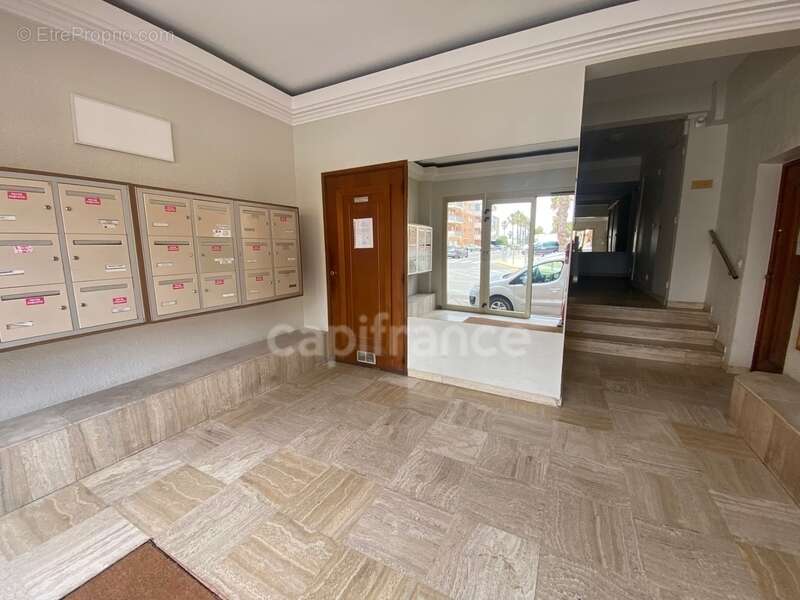 Appartement à vendre 2 pièces HYERES (83) - Port de Hyères - Parking - Terrasses - Cave - photo 22