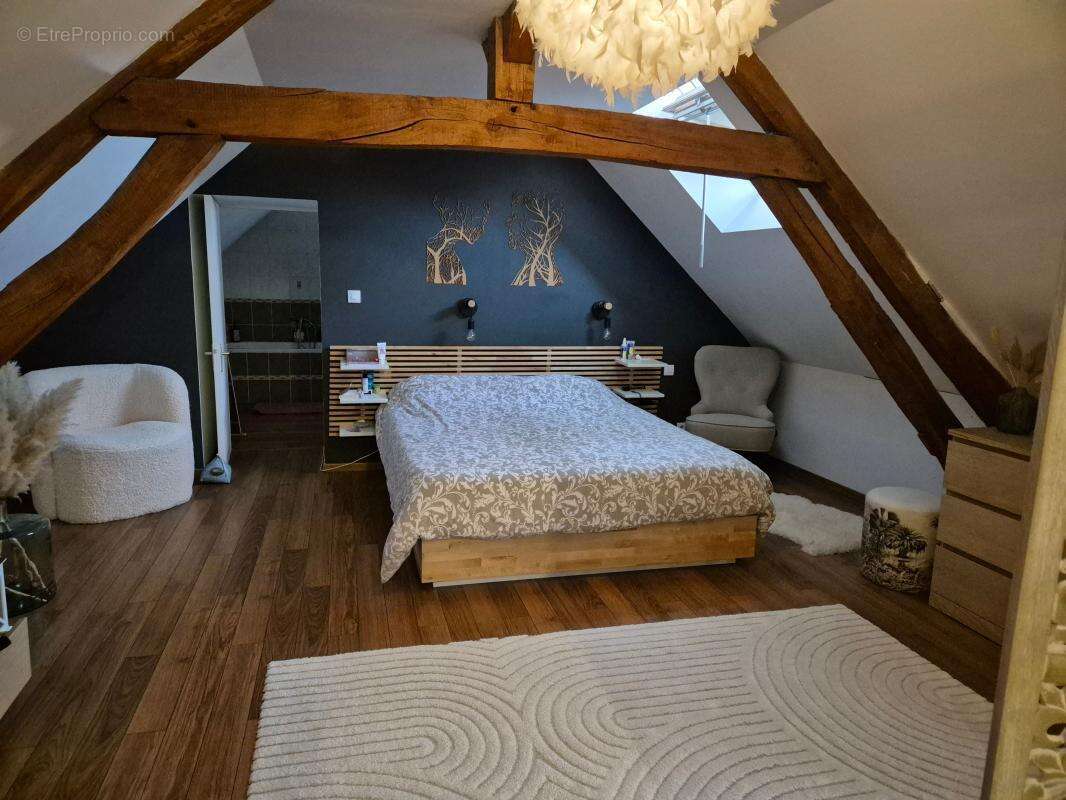Maison à LA CHAPELLE-MONTMARTIN