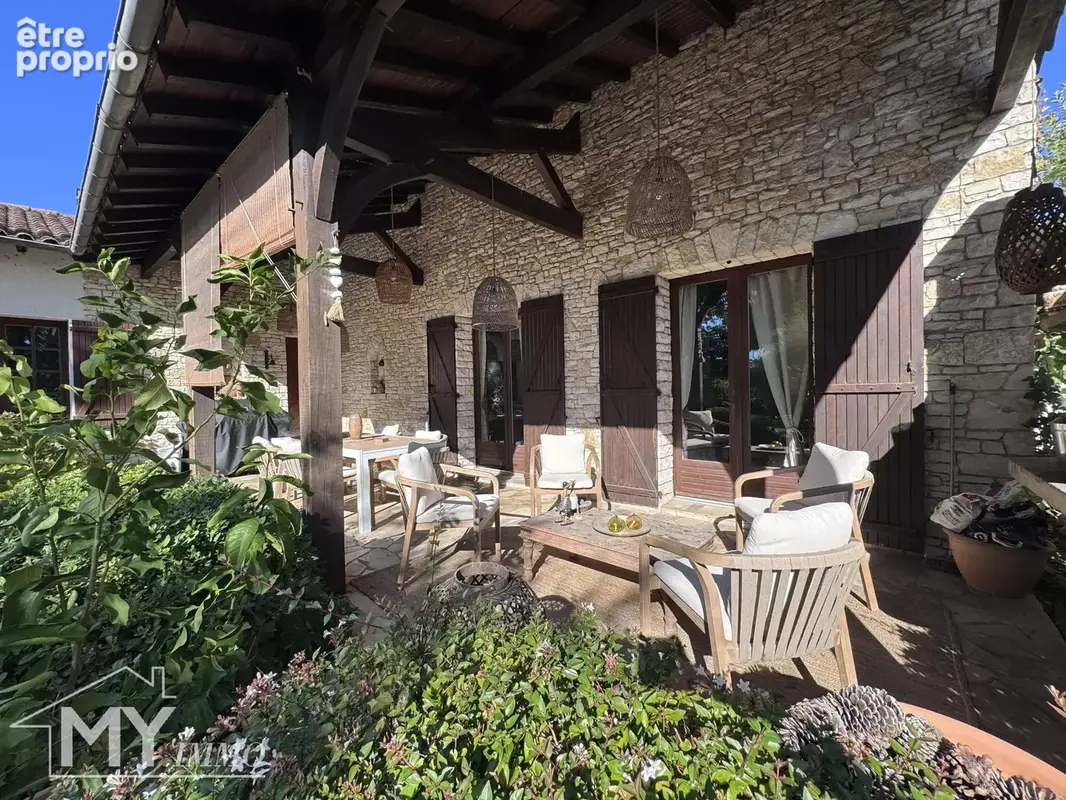 PINEUILH – Propriété d’exception de 350 m² avec piscine, au cœur d’un parc arboré de 5 500 m² et à deux pas des commodités - photo 25