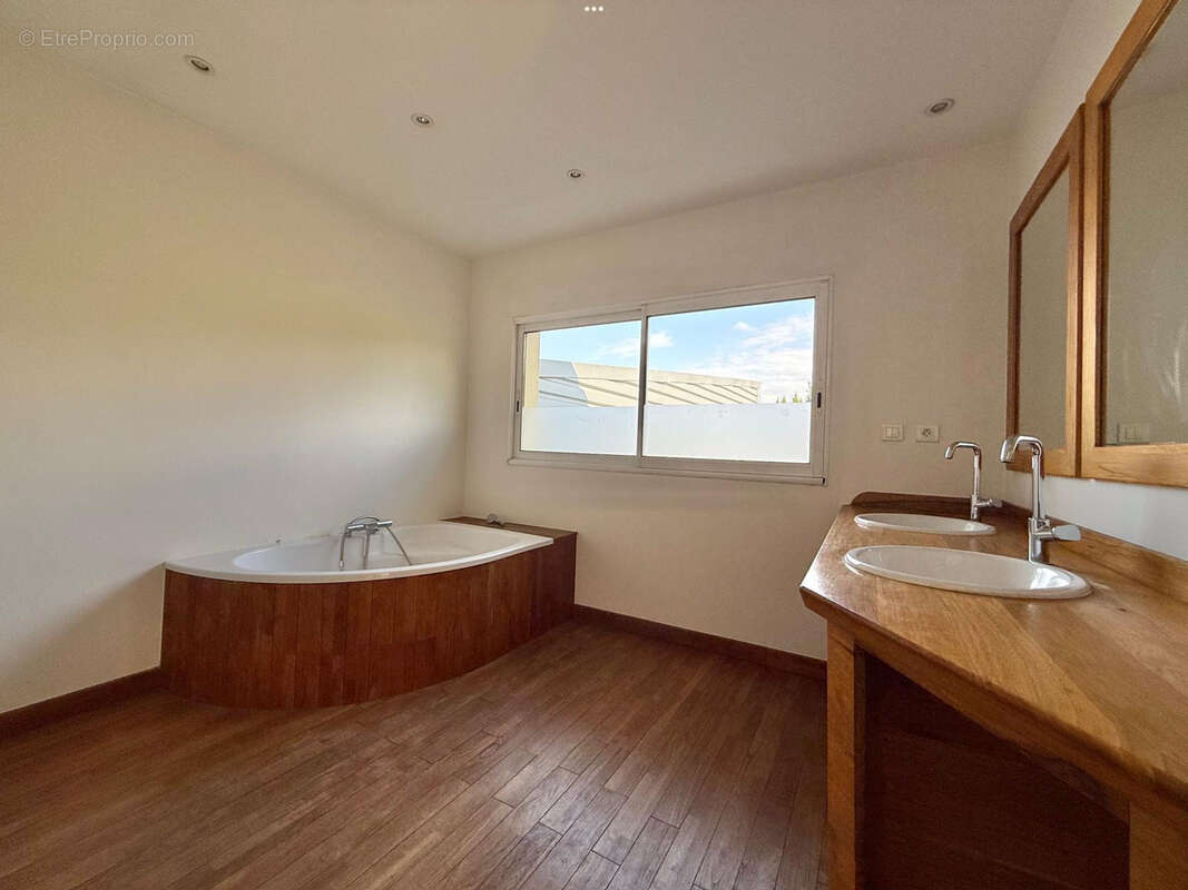 Maison à SAINT-NAZAIRE-LES-EYMES