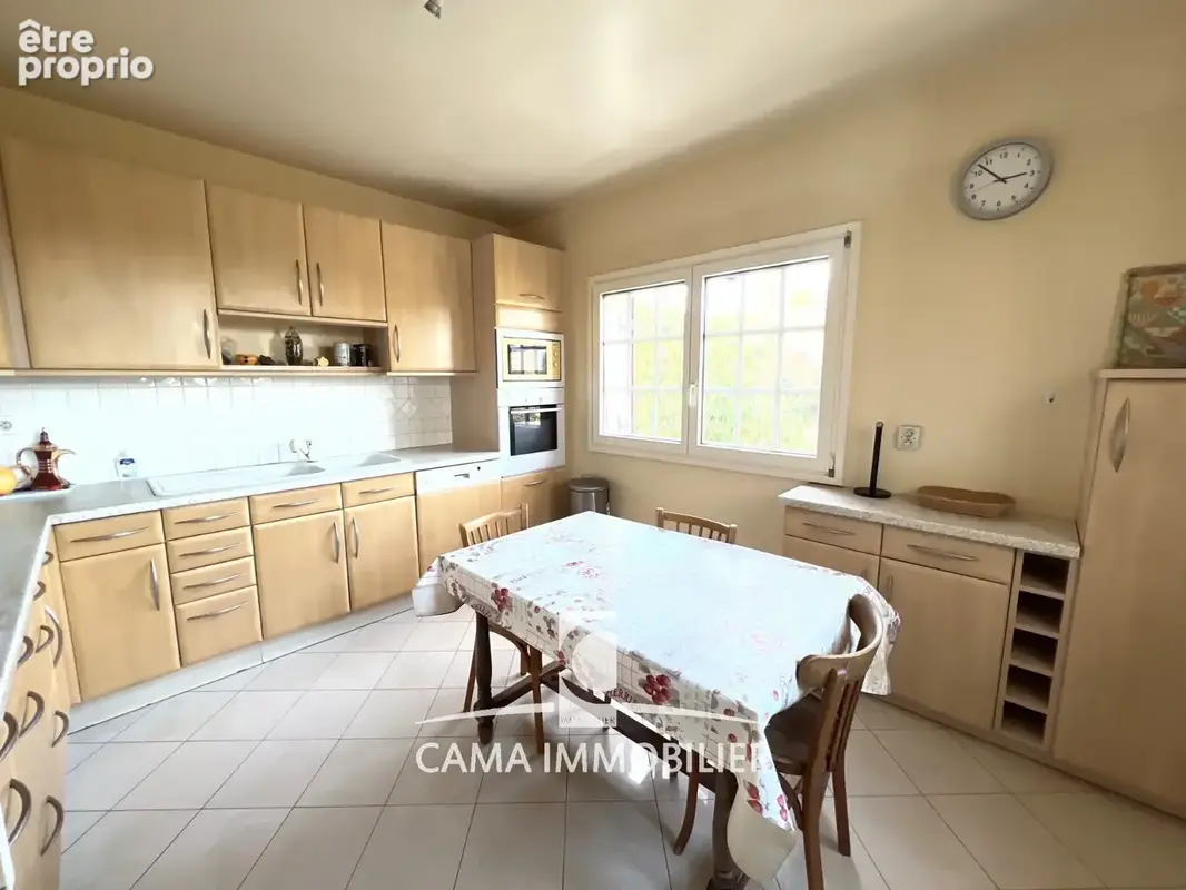 EXCLUSIVITE.  A Buc Maison de quatre chambres avec sous sol total sur un terrain clos de 650m2 environ - photo 4