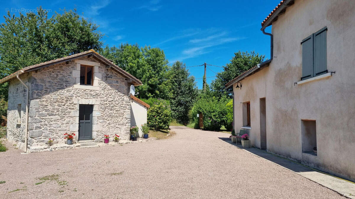 Vue imprenable pour cet ensemble de gîtes et habitation - photo 7