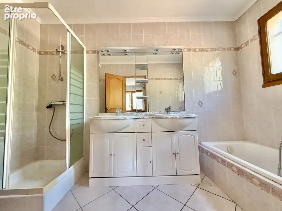Villa mitoyenne d'un cote avec appartement independant - photo 9