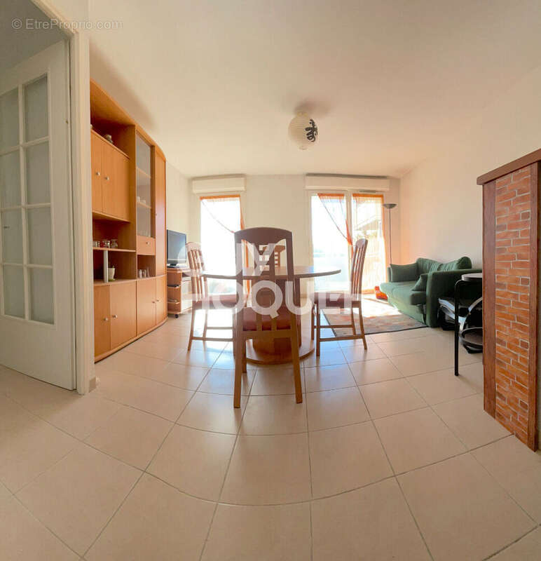 Appartement à BEAUZELLE