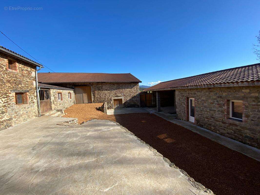 Corps de ferme 6 pièce(s) 350 m2 environ + terrain 27ha avec sources + dépendances - photo 3