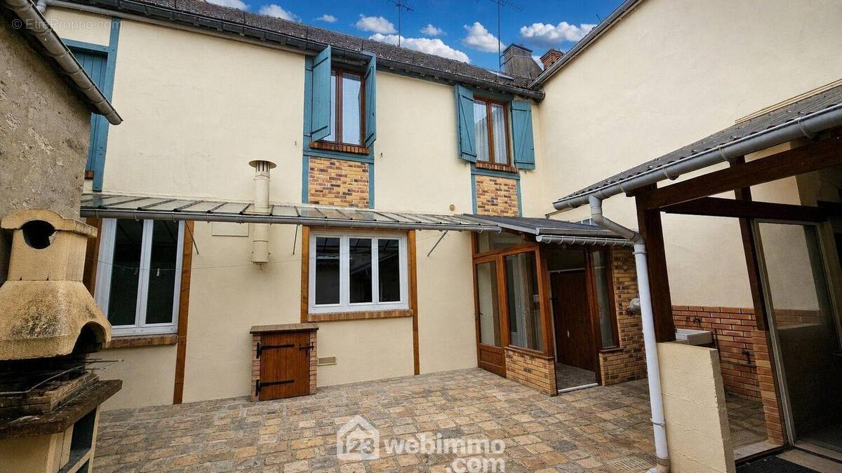 Venez découvrir cette maison de 145 m² à rafraichir. - Maison à TOUSSON