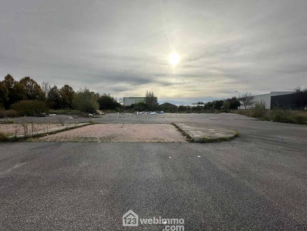 Terrain industriel idéalement situé, prêt à accueillir vos projets - Terrain à CHAMBRY