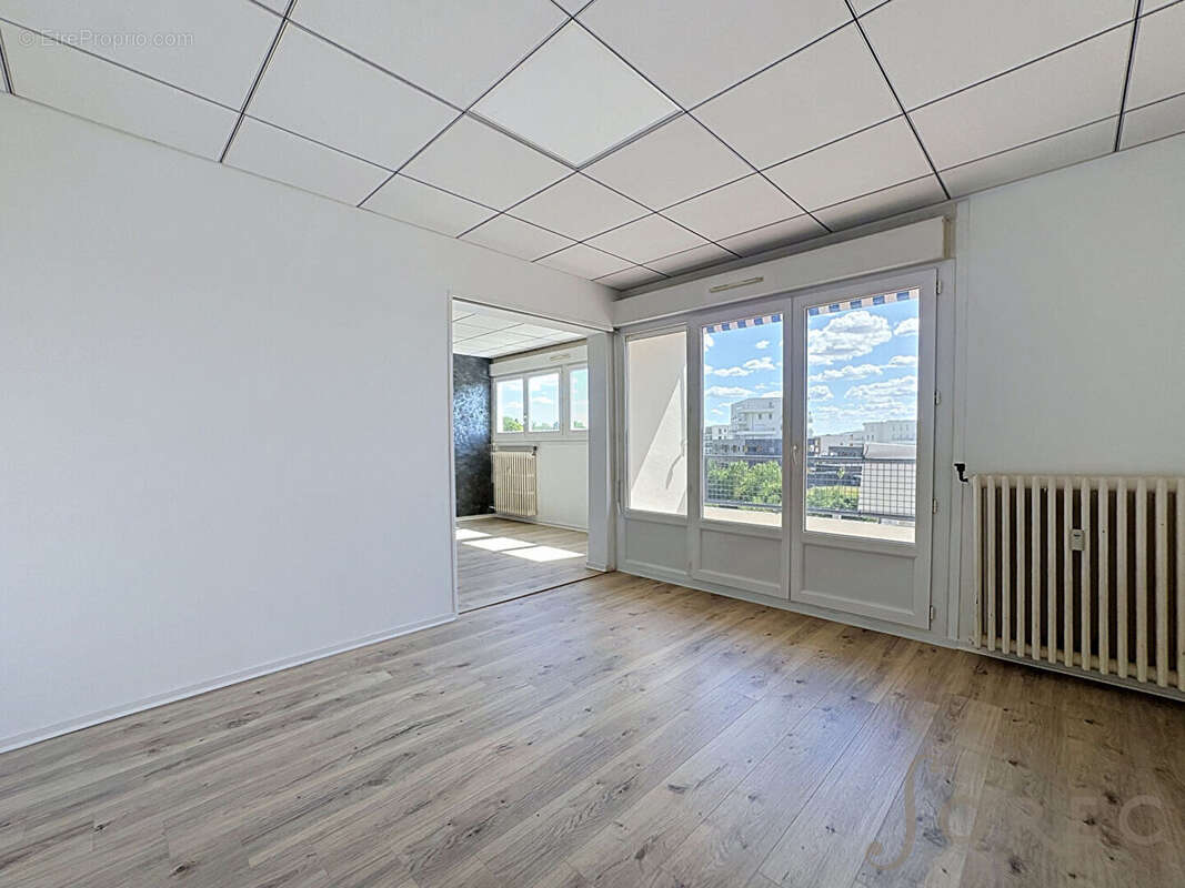 METZ QUEULEU F4 de 71m² avec balcon - photo 3
