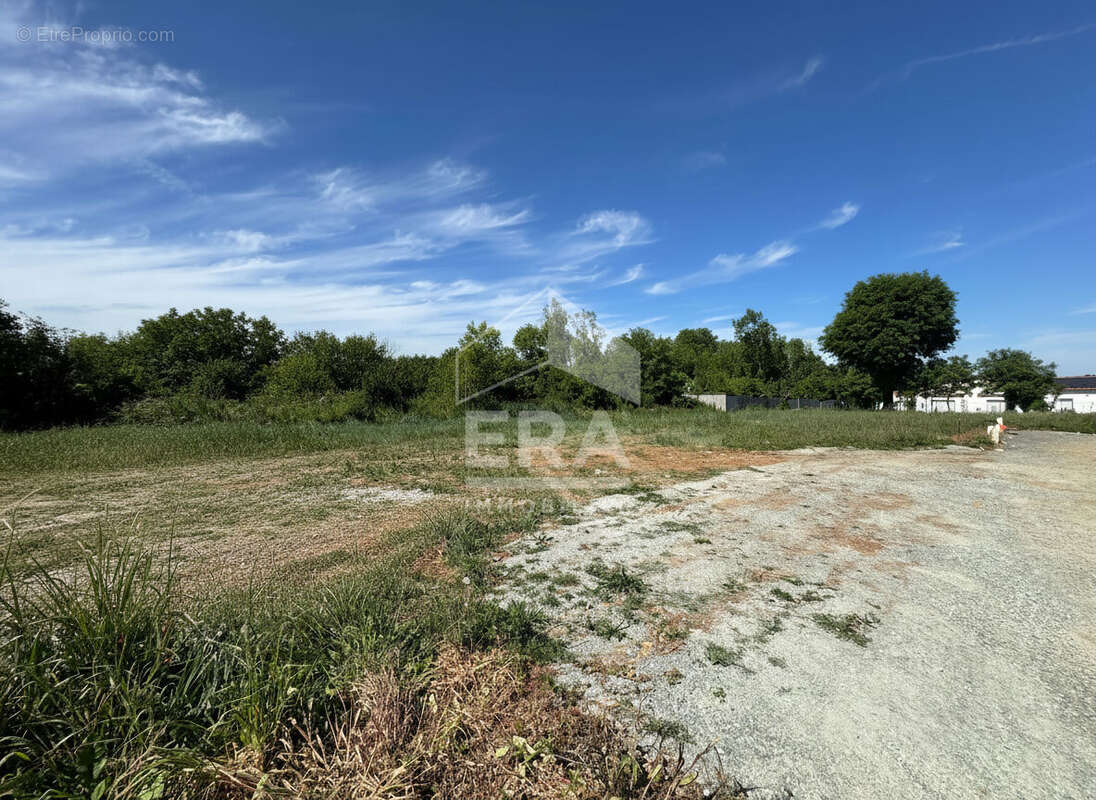Terrain 432 m² libre de constructeur à Chauray - photo 2