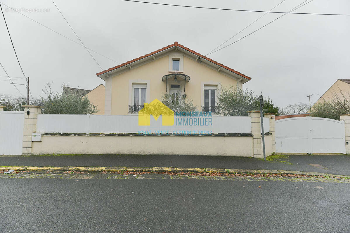 Maison à SAINTE-GENEVIEVE-DES-BOIS