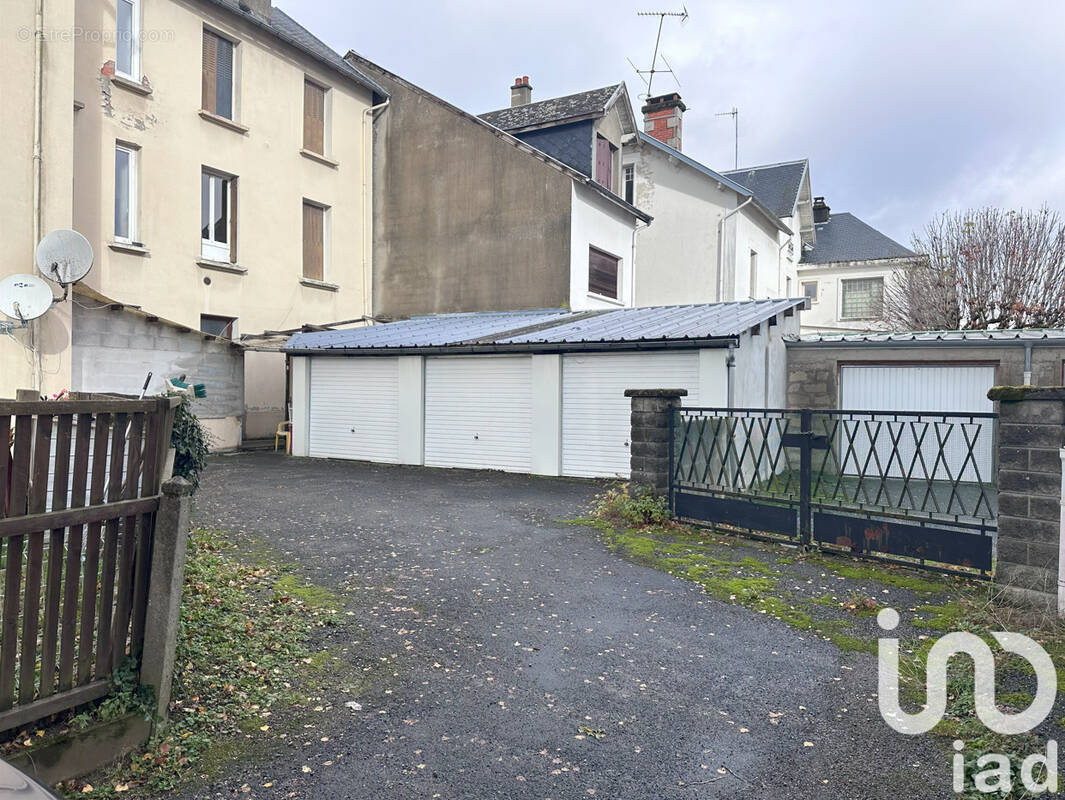 Photo 1 - Parking à USSEL