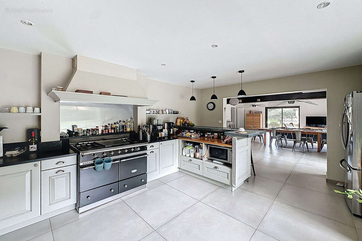 Maison à SIMIANE-COLLONGUE