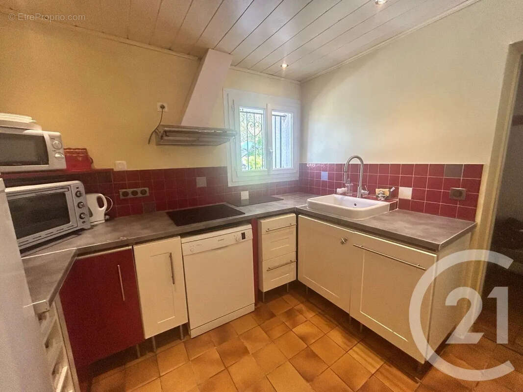 Maison à SAINT-HILAIRE-DE-LUSIGNAN