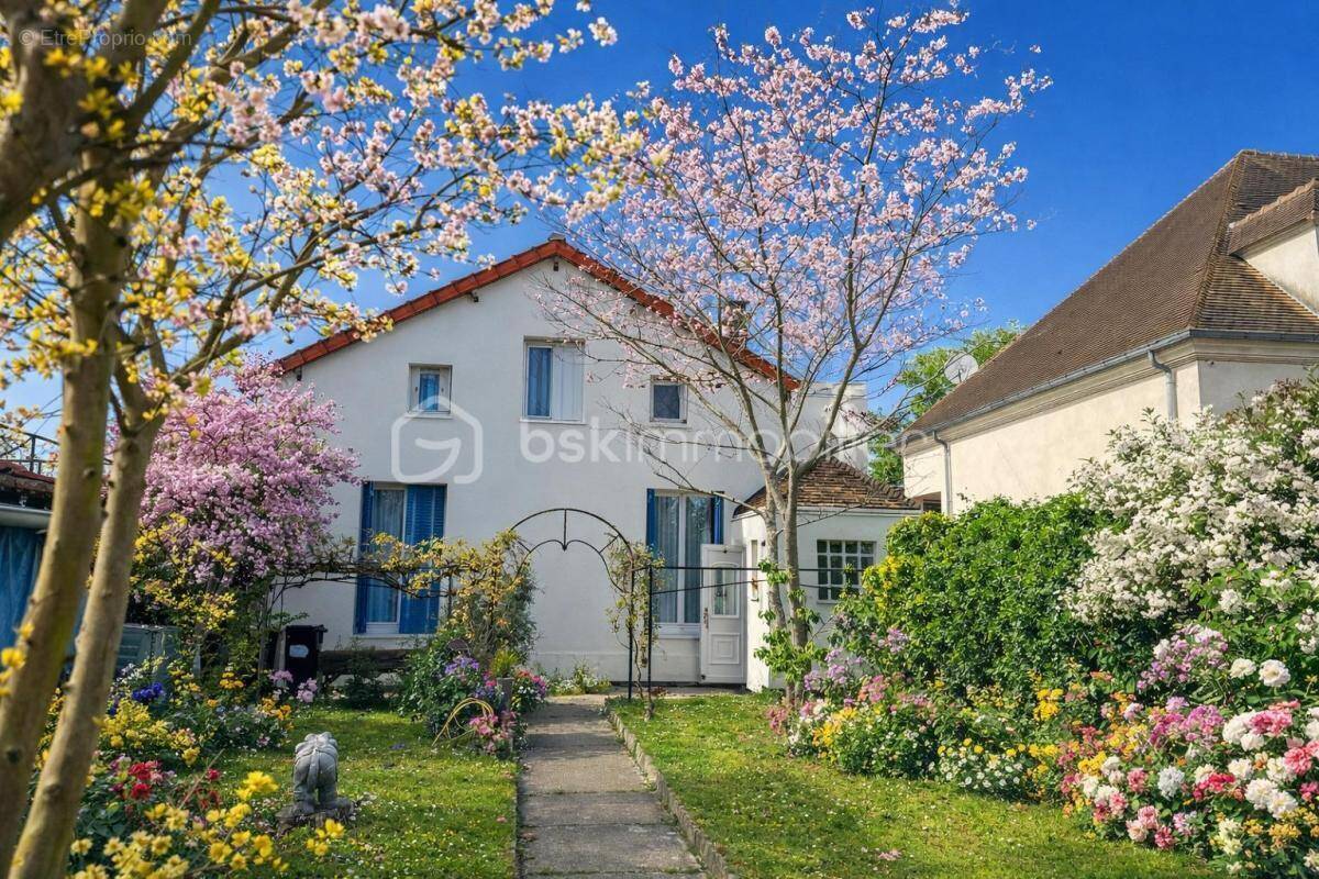 Maison à SAINTE-GENEVIEVE-DES-BOIS
