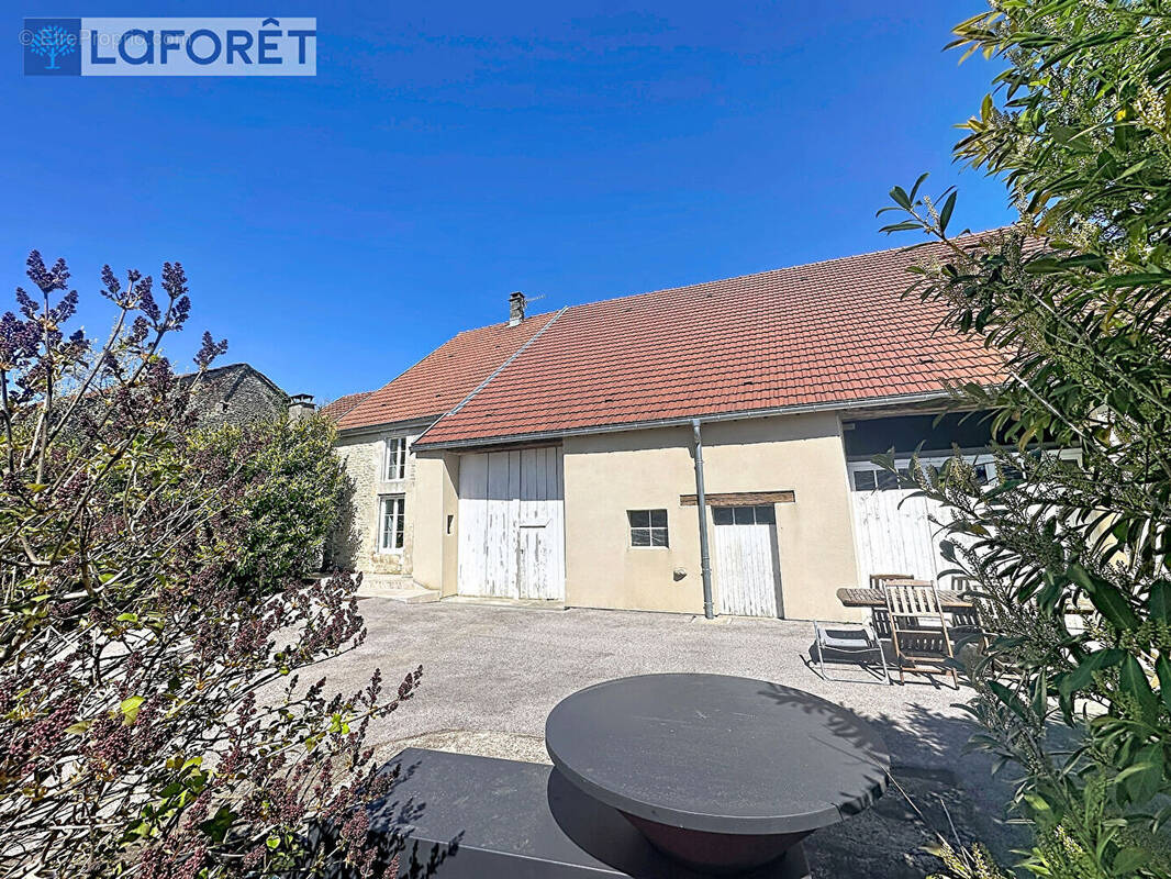 Maison à COURCELLES-EN-MONTAGNE