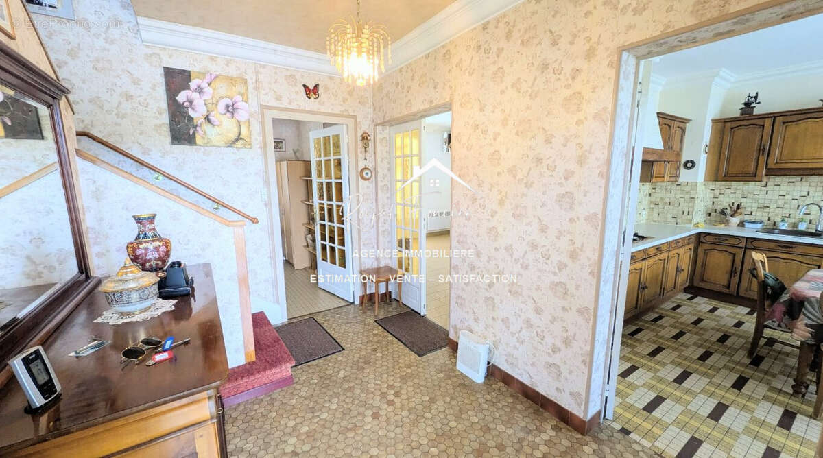 Entrée principale - Maison à LA CELLE-SAINT-AVANT