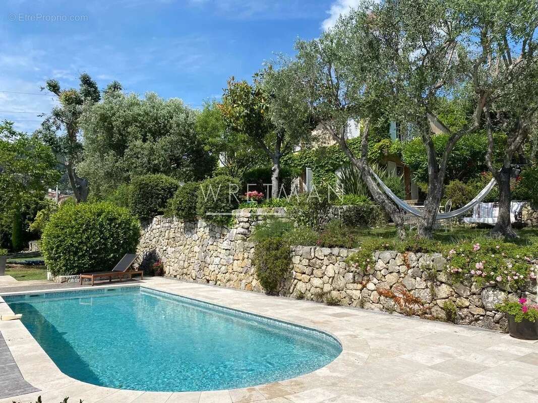 Maison à CHATEAUNEUF-GRASSE
