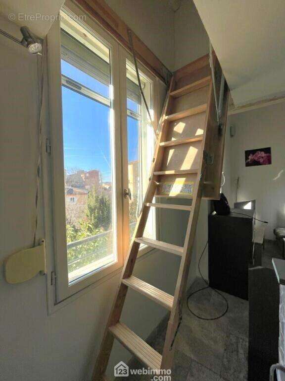Escalier amovible pour accéder à la mezzanine - Appartement à DRAGUIGNAN