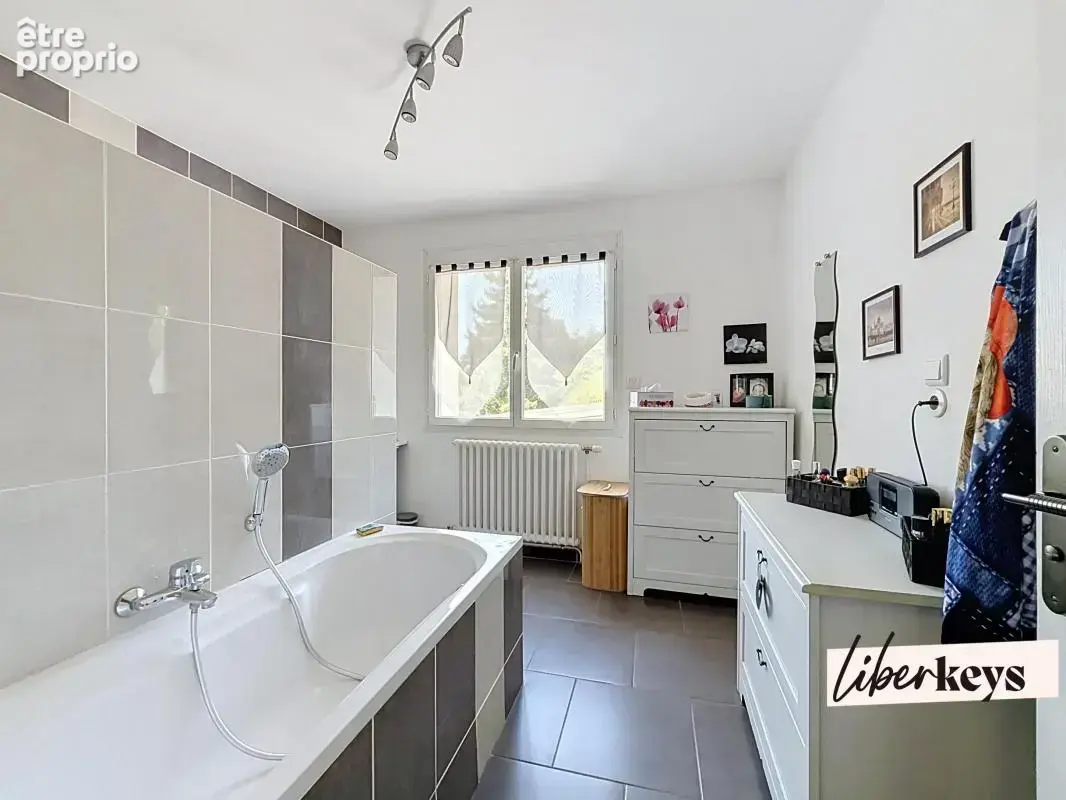 Maison Familiale T6 de 183 m2 situé à Ruaudin dans un quartier résidentiel - photo 7