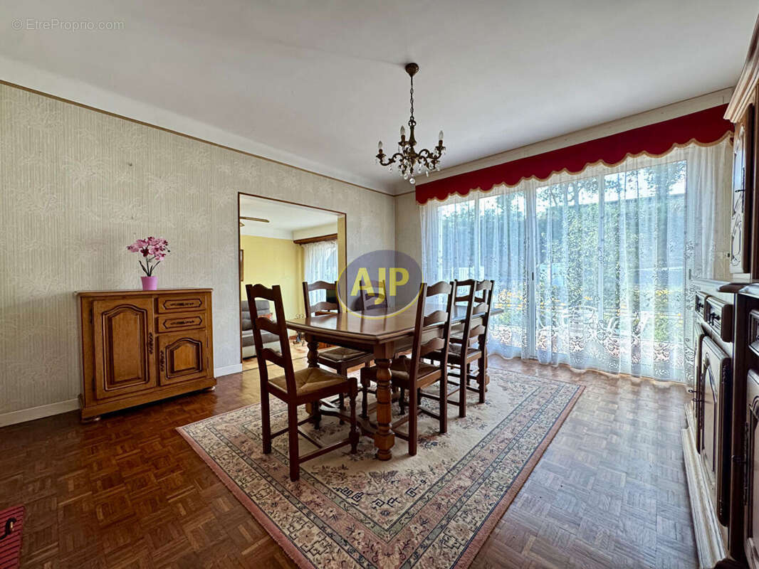 Maison individuelle de plain-pied avec jardin paysagé et beau potentiel - photo 2