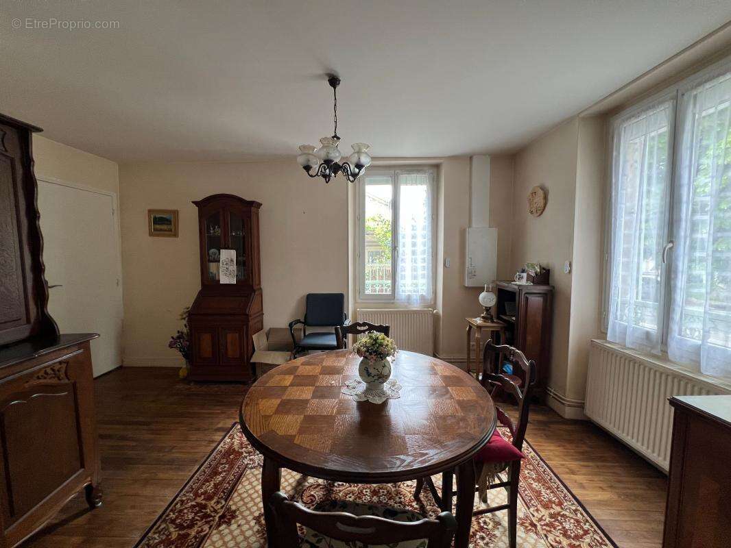 Maison à SAINT-THIBAULT-DES-VIGNES