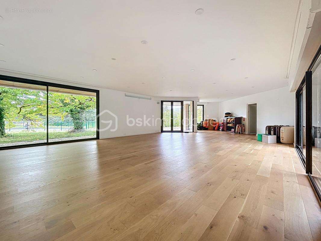 Commerce à SAINT-VALLIER-DE-THIEY