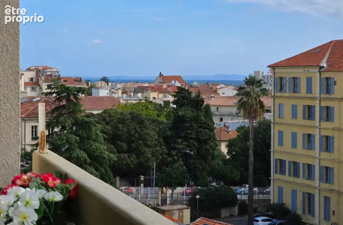 Hyères centre-ville – Grand T2 de 53,62 m² avec terrasse, garage et cave - photo 4
