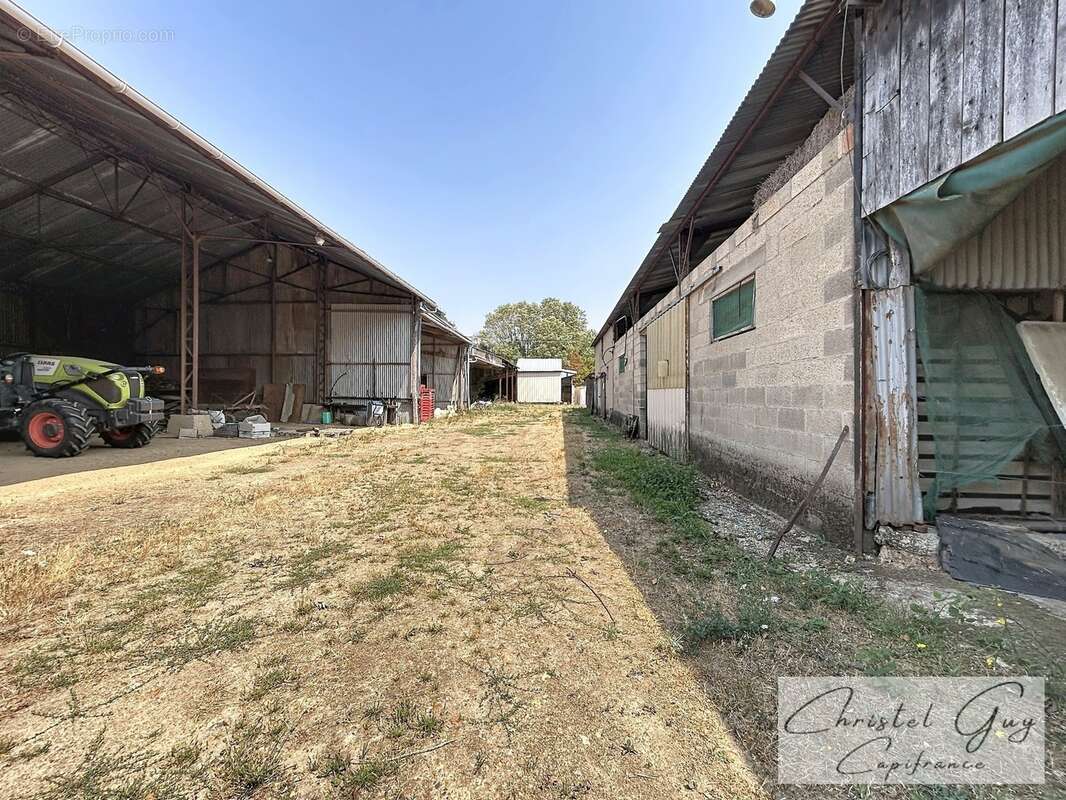 Sarthe (72), Propriété à vendre sur plus de 4 hectares, habitation et nombreuses dépendances et espaces de stockage, fort potent - photo 6