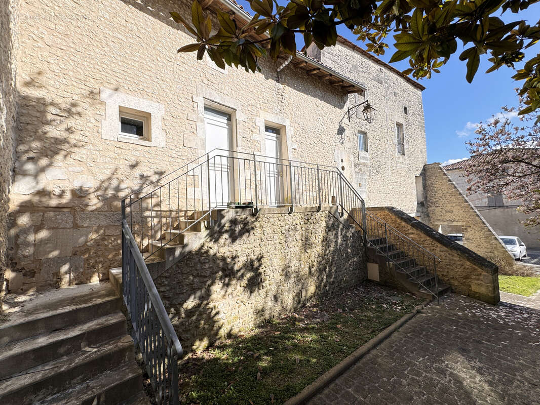 Appartement à BARBEZIEUX-SAINT-HILAIRE