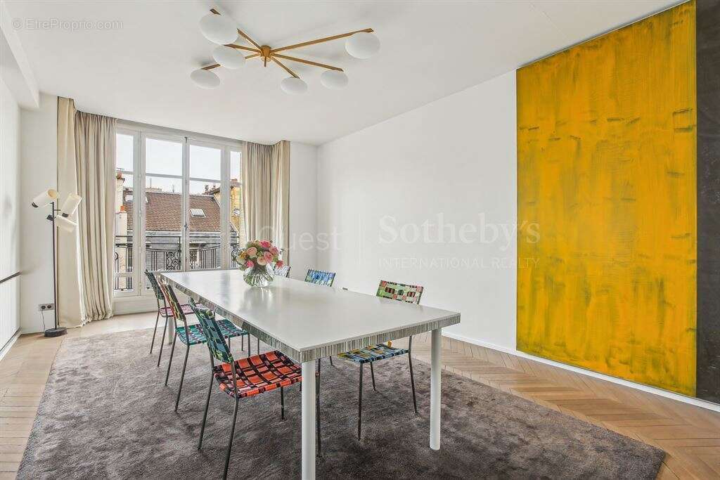 Appartement à PARIS-16E