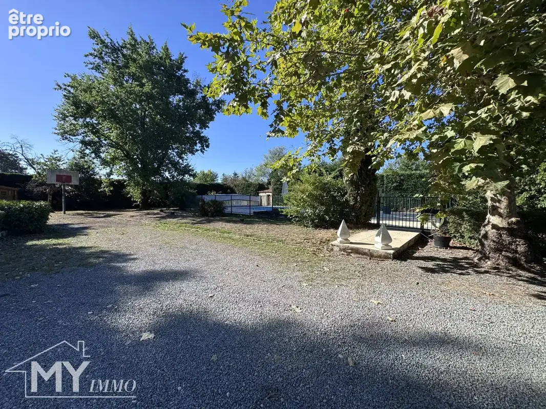 PINEUILH – Propriété d’exception de 350 m² avec piscine, au cœur d’un parc arboré de 5 500 m² et à deux pas des commodités - photo 36