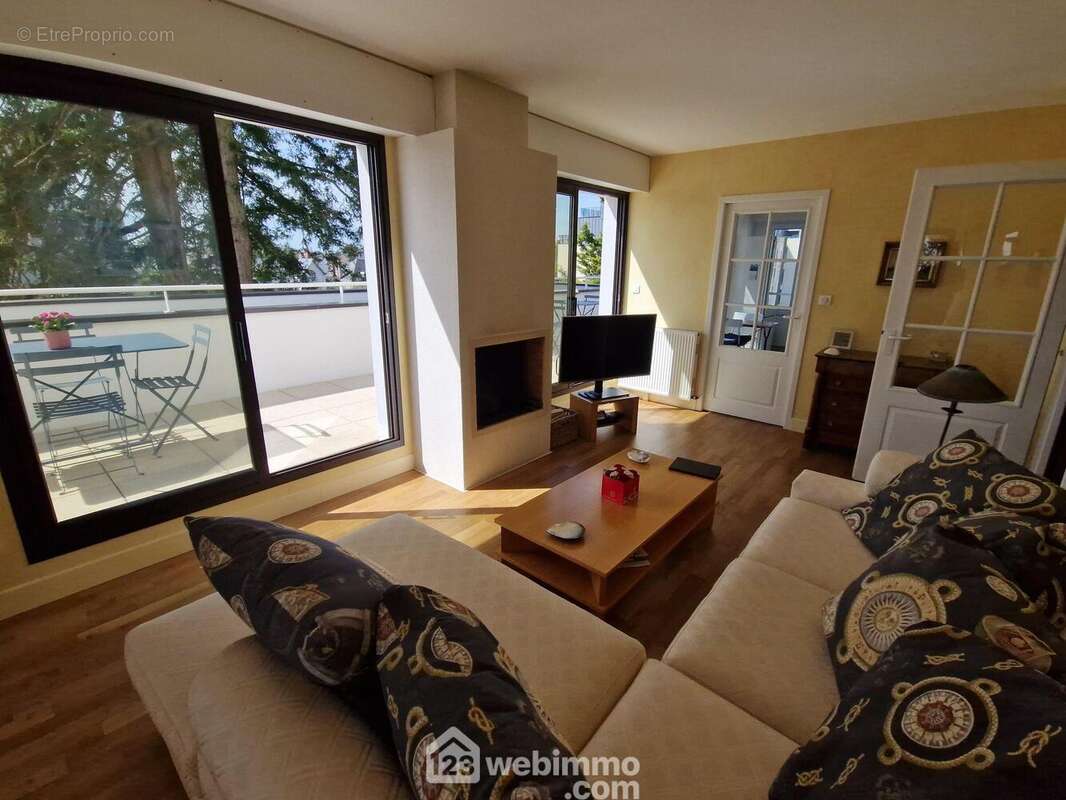 Autre angle de vue du salon avec sa cheminée. - Appartement à LA ROCHE-SUR-YON