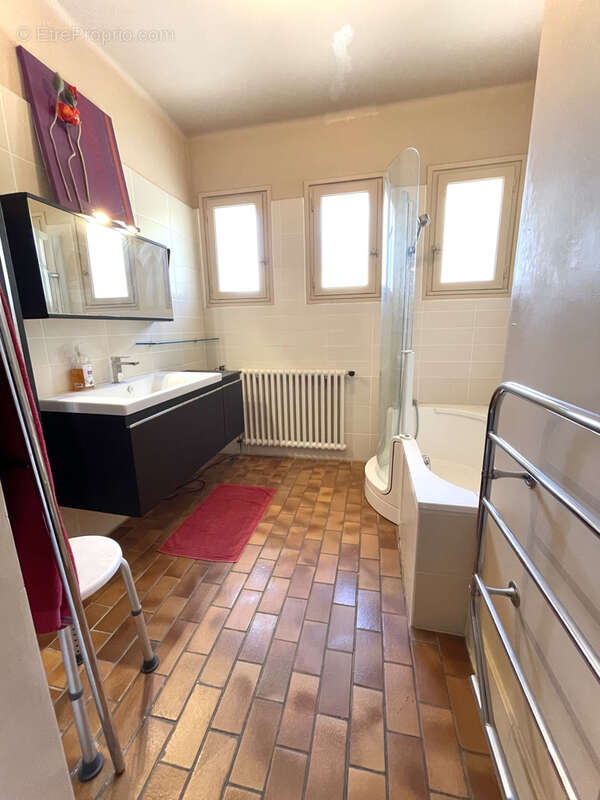 Maison spacieuse avec local commercial loué sur grande parcelle - photo 9
