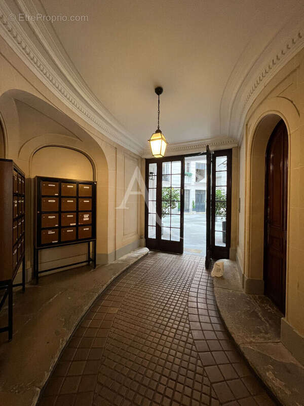 Appartement à PARIS-16E